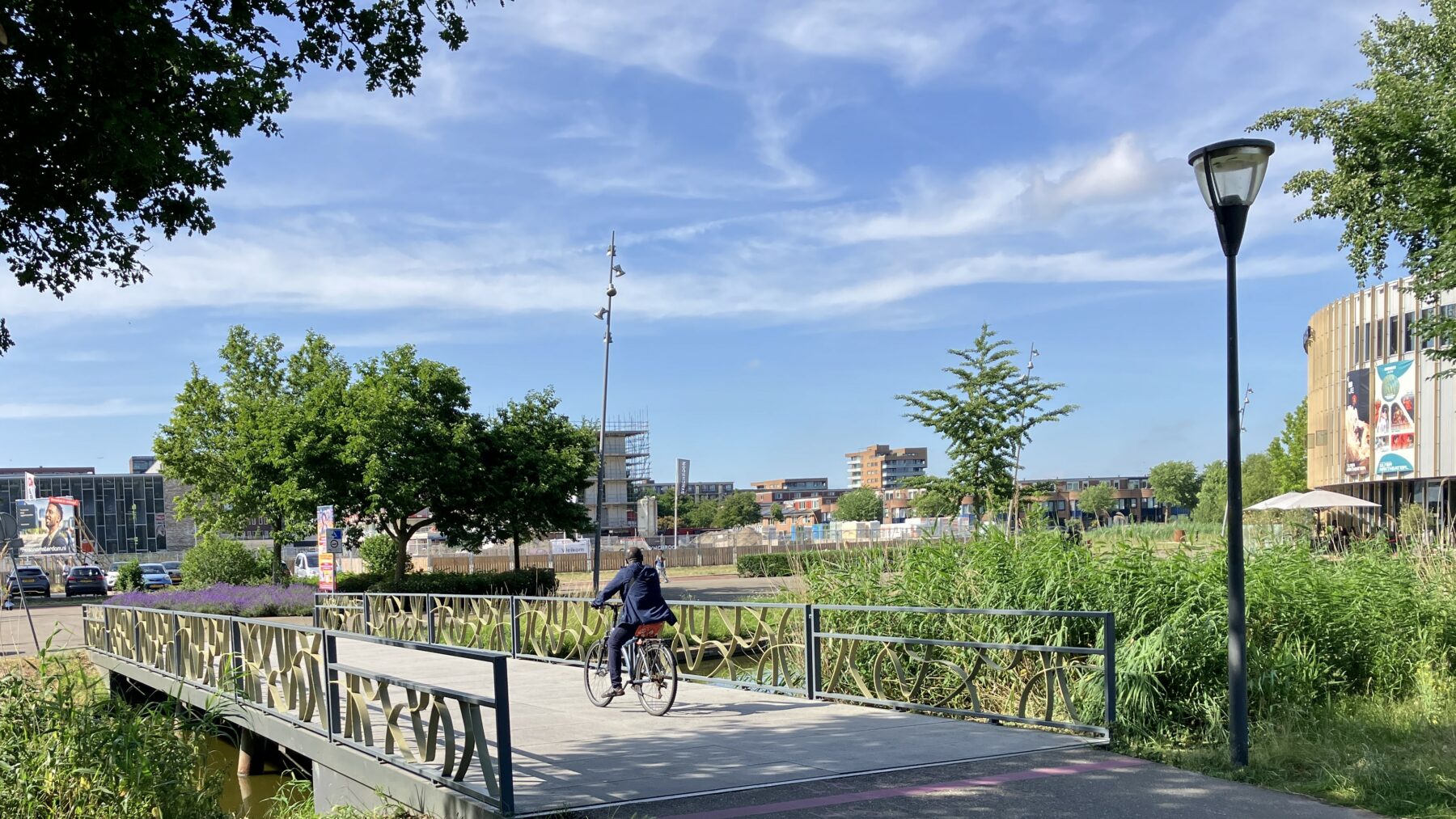 De Albert Helmanbrug met fietser,met rechts het Bijlmerparktheater