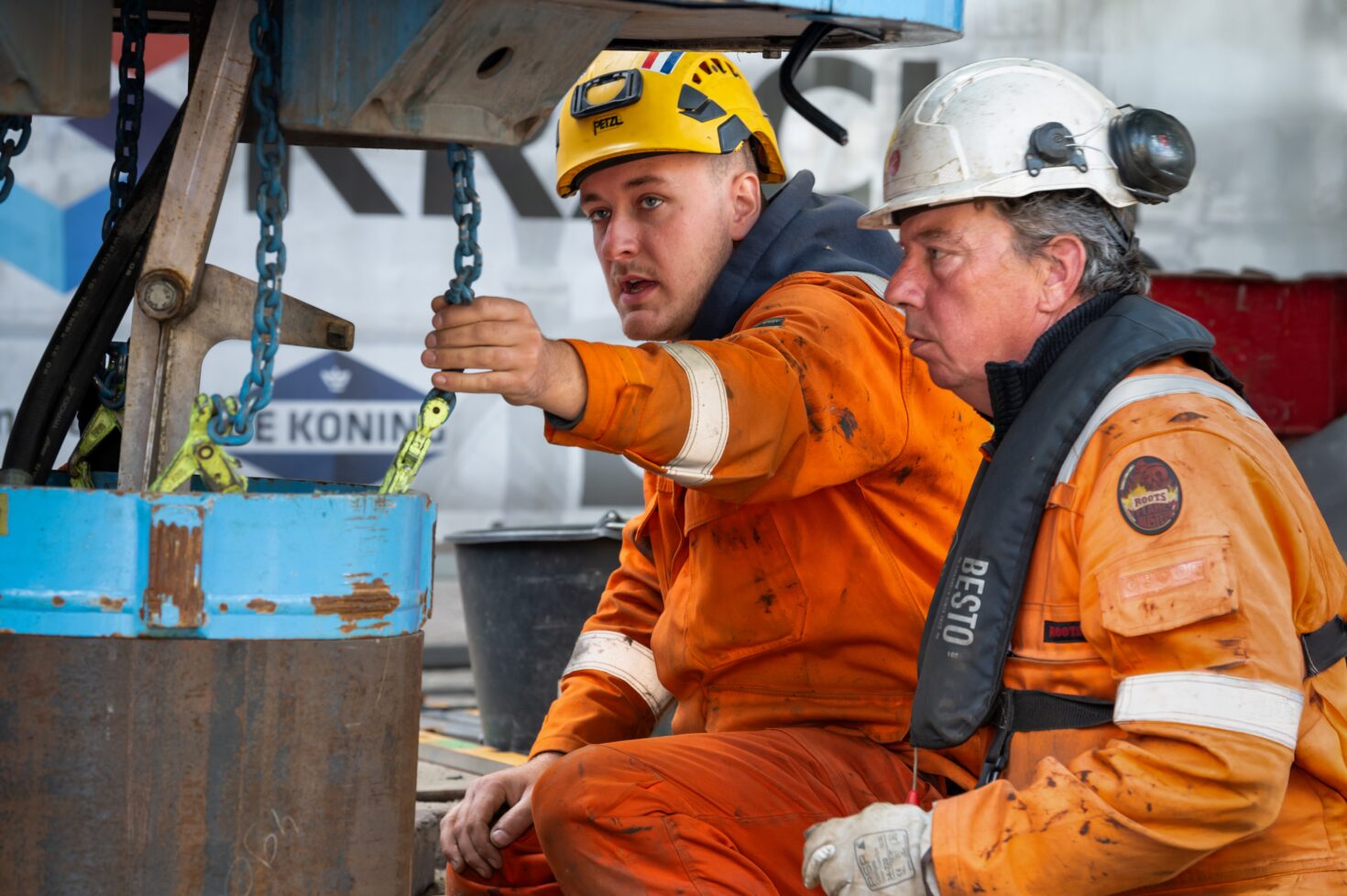 2 mannen aan het werk bij de Gyropress