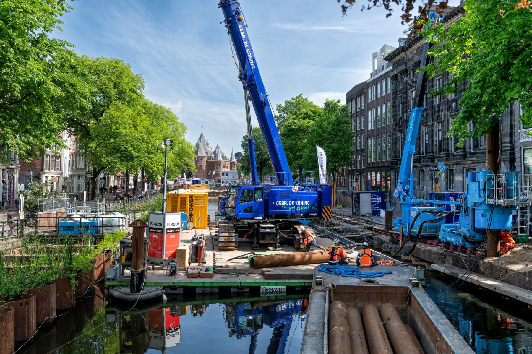 Met twee elektrische kranen en de elektrische Gyropress bouwen we de nieuwe kademuur