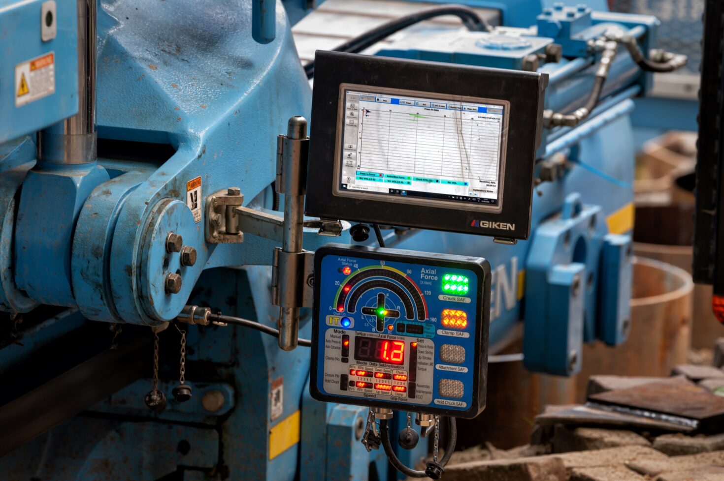 Detail van de Gyopress, het elektrische apparaat waarmee G-kracht de buispalen voor de fundering in de bodem draait