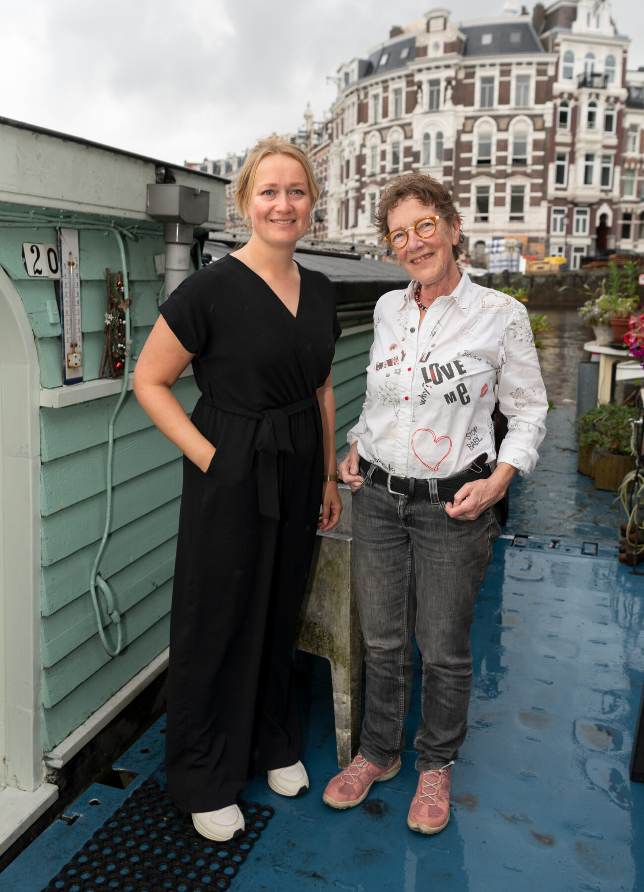 Woonarkbewoner Judith Hesp met omgevingsmanager Manou Roomer op Judiths ark op haar nieuwe plek
