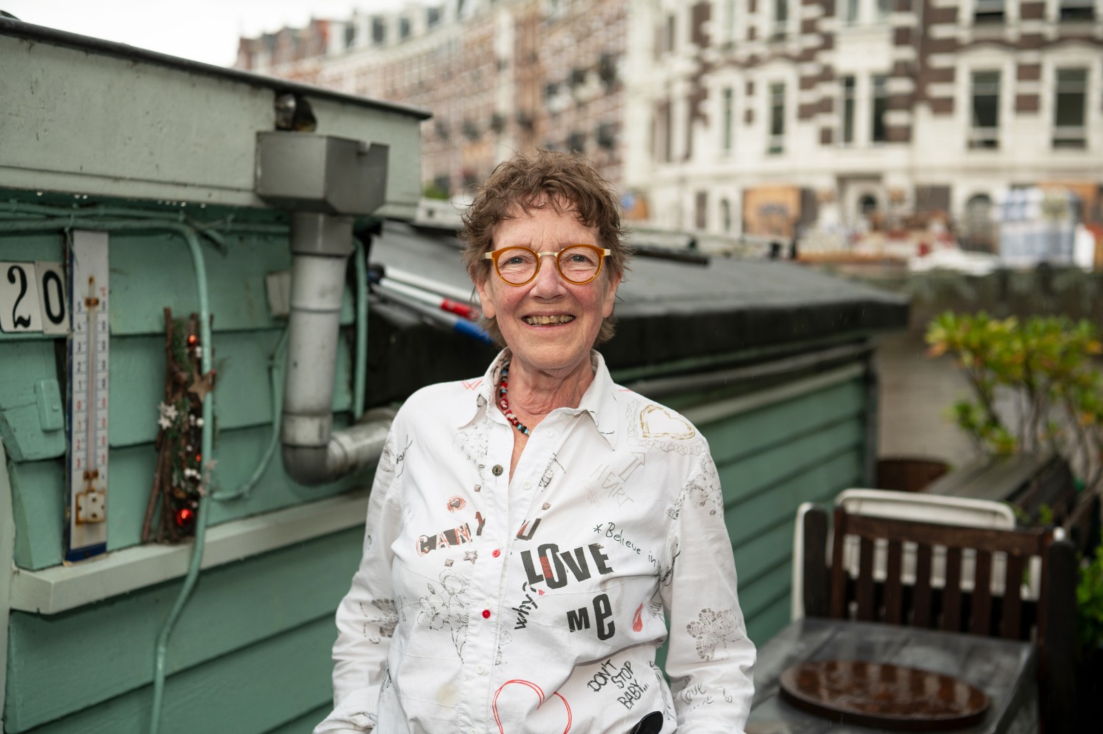 Woonarkbewoonster Judith Hesp voor haar ark aan de Leidsekade