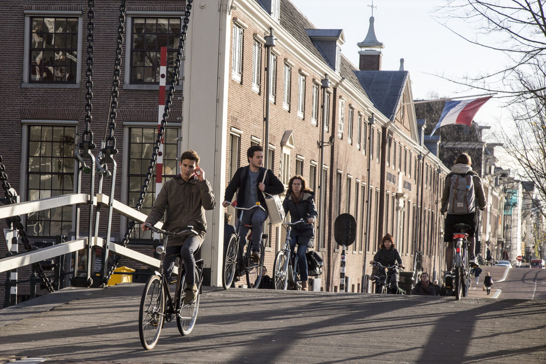 Fietsers bij de Walter Suskindbrug