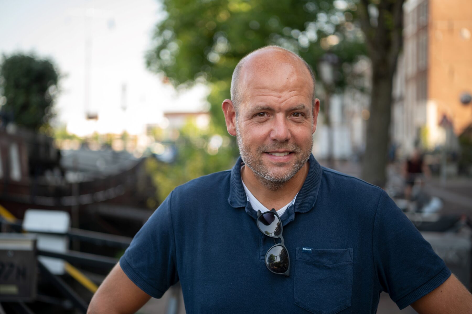 Portret van Maurice Kenter op de kade aan de Amstel