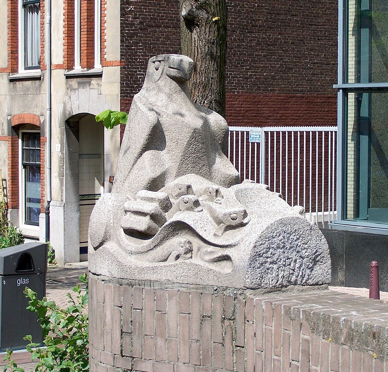 Beeld van de visarend op de Nieuwe Achtergracht, bij de Weesperstraat