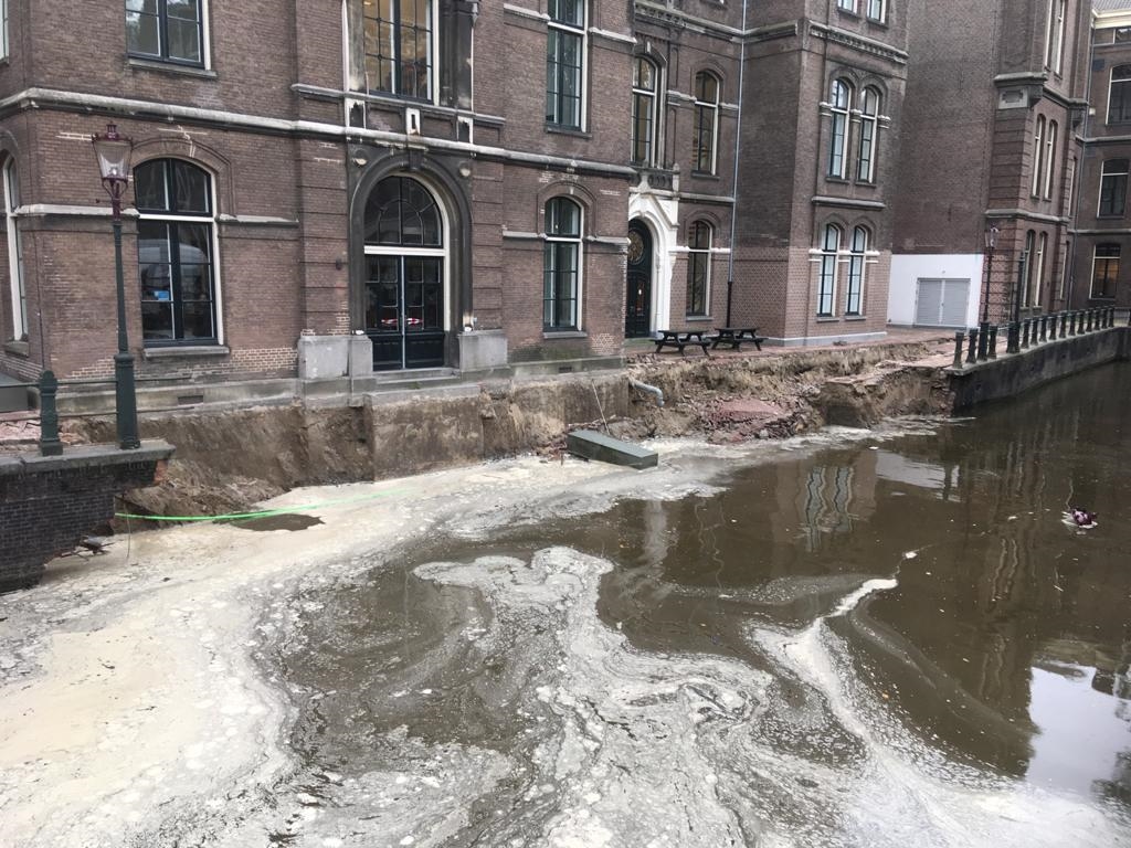 De Grimburgwal vlak na het instorten van de kademuur op 1 september 2020.