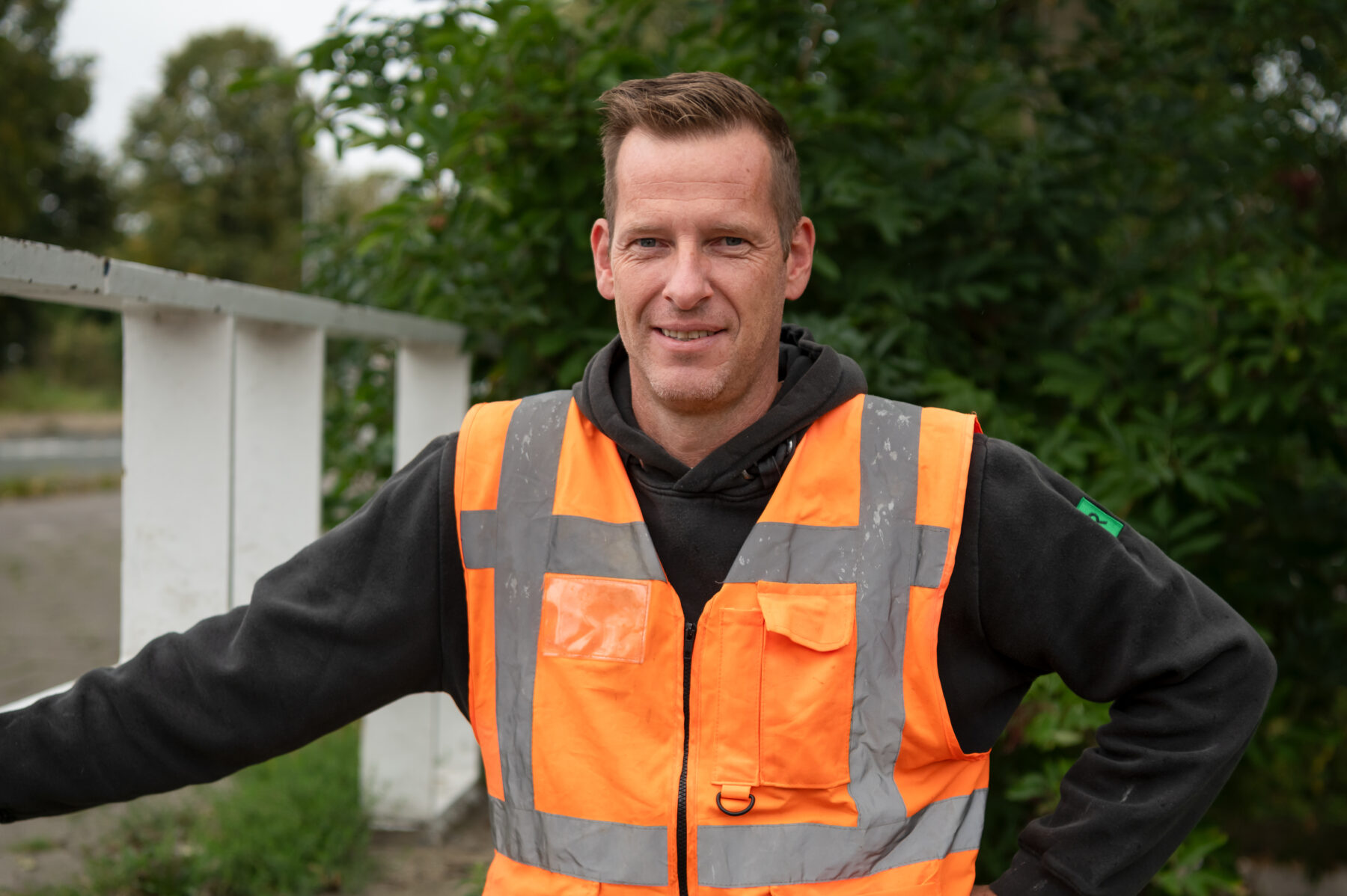 Richard van Steenis zorgt als landmeter voor de nulmeting van de Ringdijk