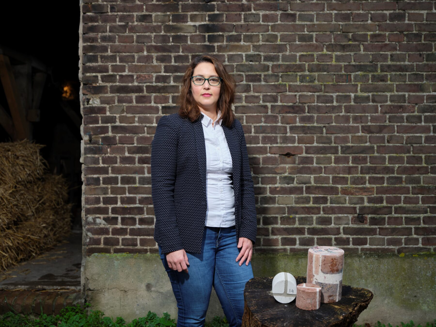Onderzoeker Rita Esposito van de TU Delft met een aantal kernboringen van kademuren