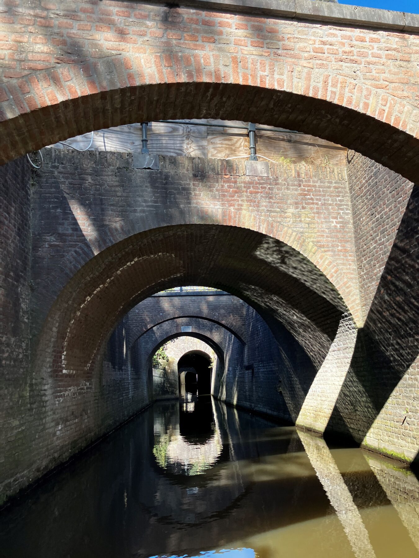 Rijtje van 4 togen over de Binnendieze in Den Bosch.