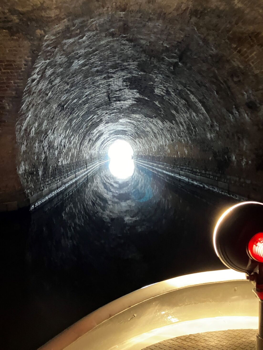 Een gemetseld gewelf - een toog - is als een lange boogbrug die het water van de Binnen-Dieze overspant