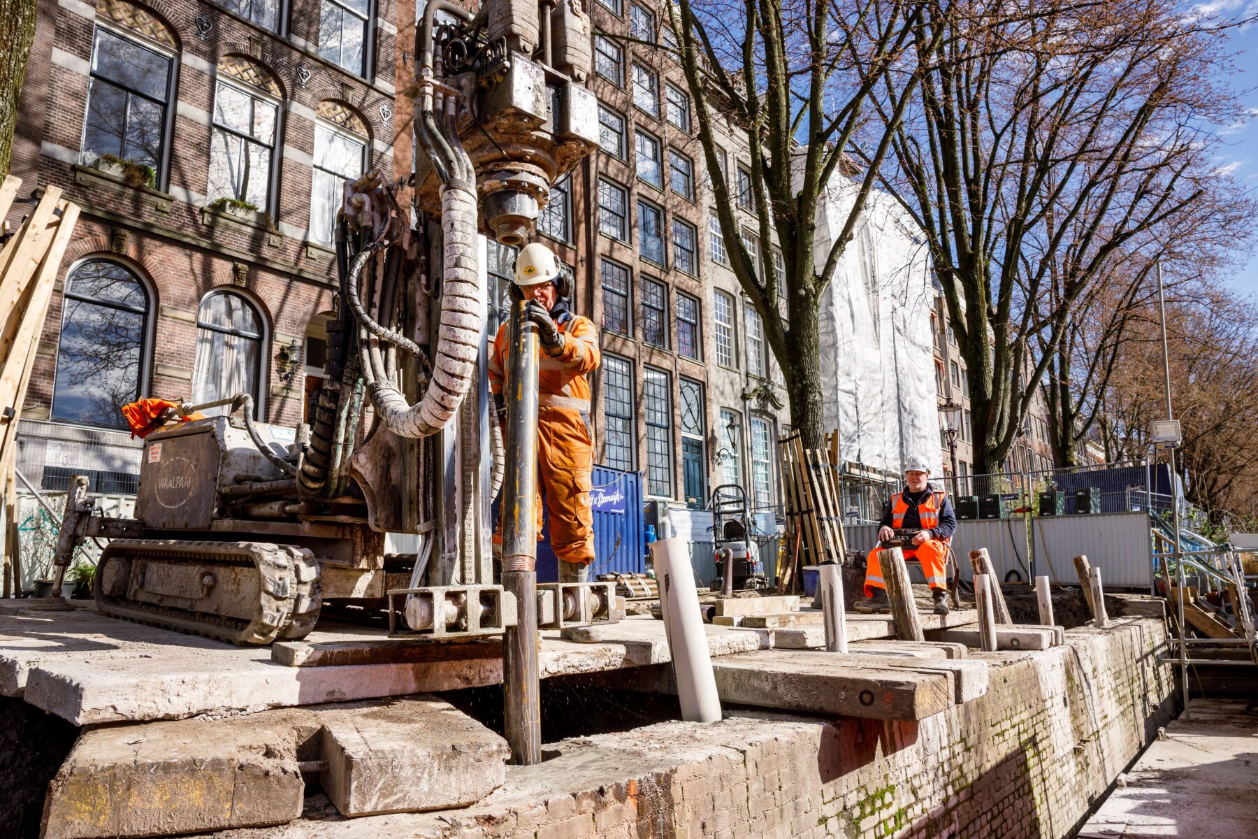 Plaatsen van groutinjectiepalen aan de Binnenkant