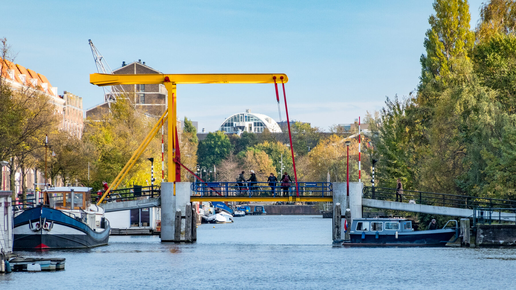 Zicht op de Nijlpaardenbrug en het water van het Entrepotdok