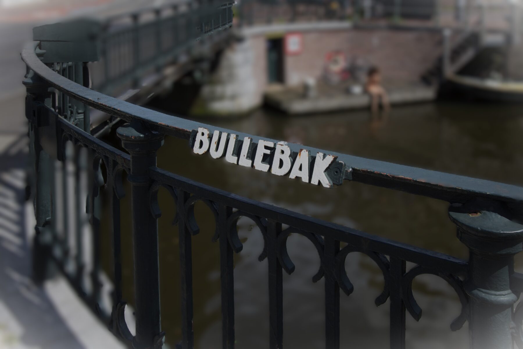 Naamplaatje Bullebak op railing brug