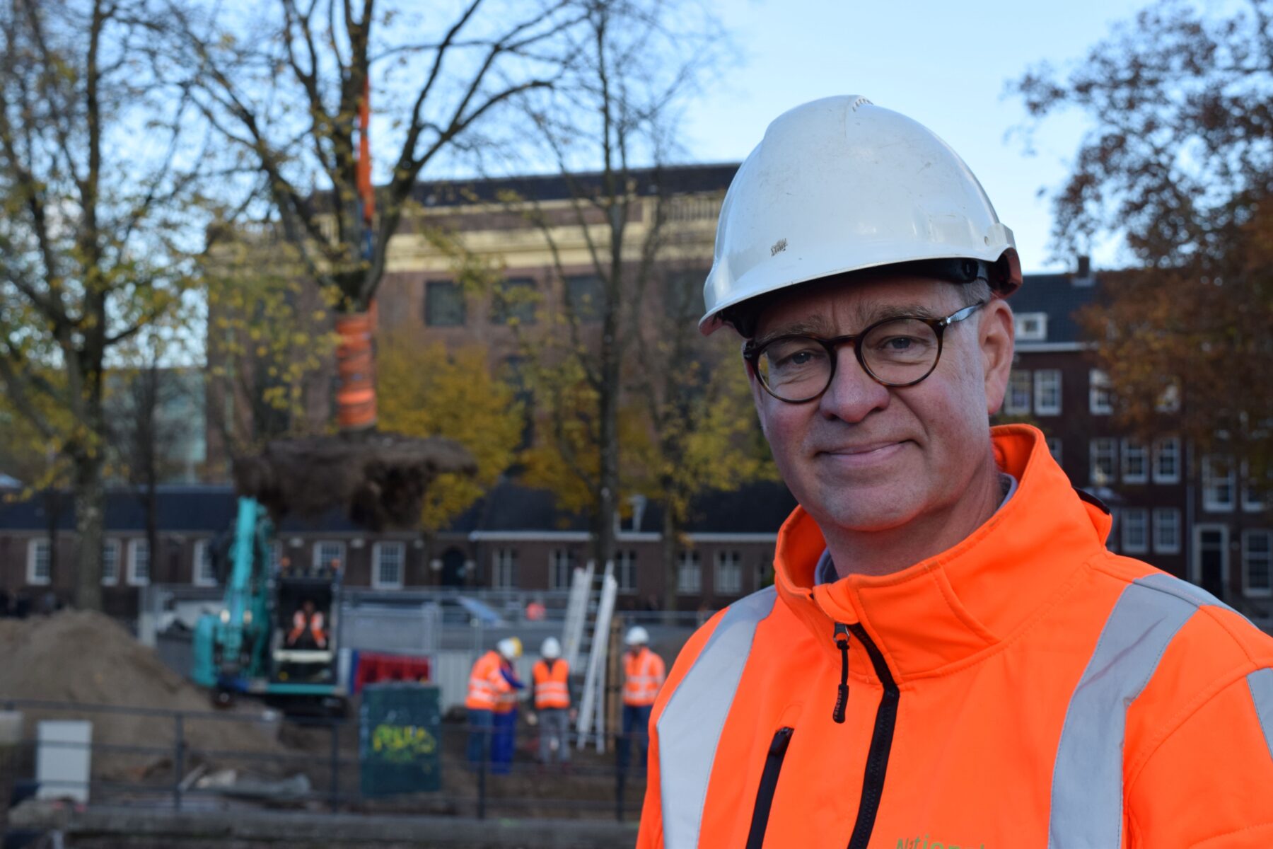 Portret van algemeen directeur Nationale Bomenbank Dirk Doornenbal ter plekke bij het hijsen van de boom