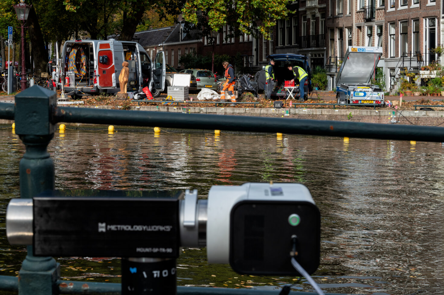 Laserscanapparatuur gericht op de kade