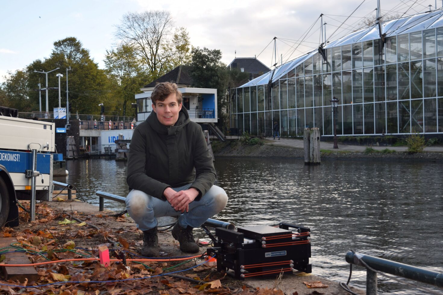 Portret van PhD-student van de TU Delft Daan ter Meulen, met naast hem de shaker