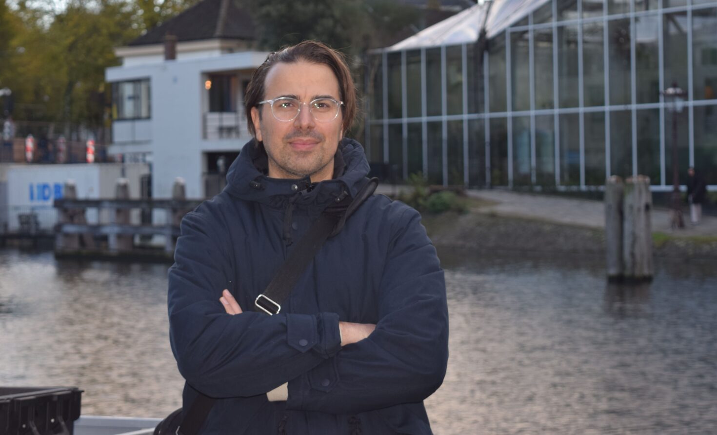 Portret ter plekke van innovatiemanager bij de gemeente Amsterdam Pantelis Karamitopoulos