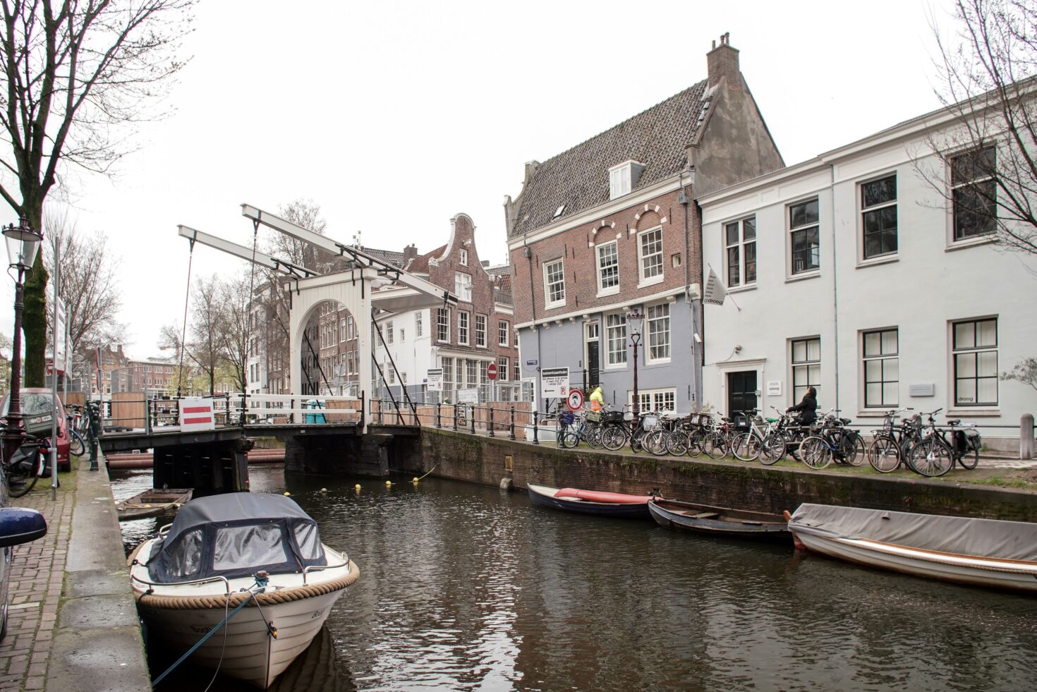 Zicht op de Staalmeestersbrug over de Groenburgwal