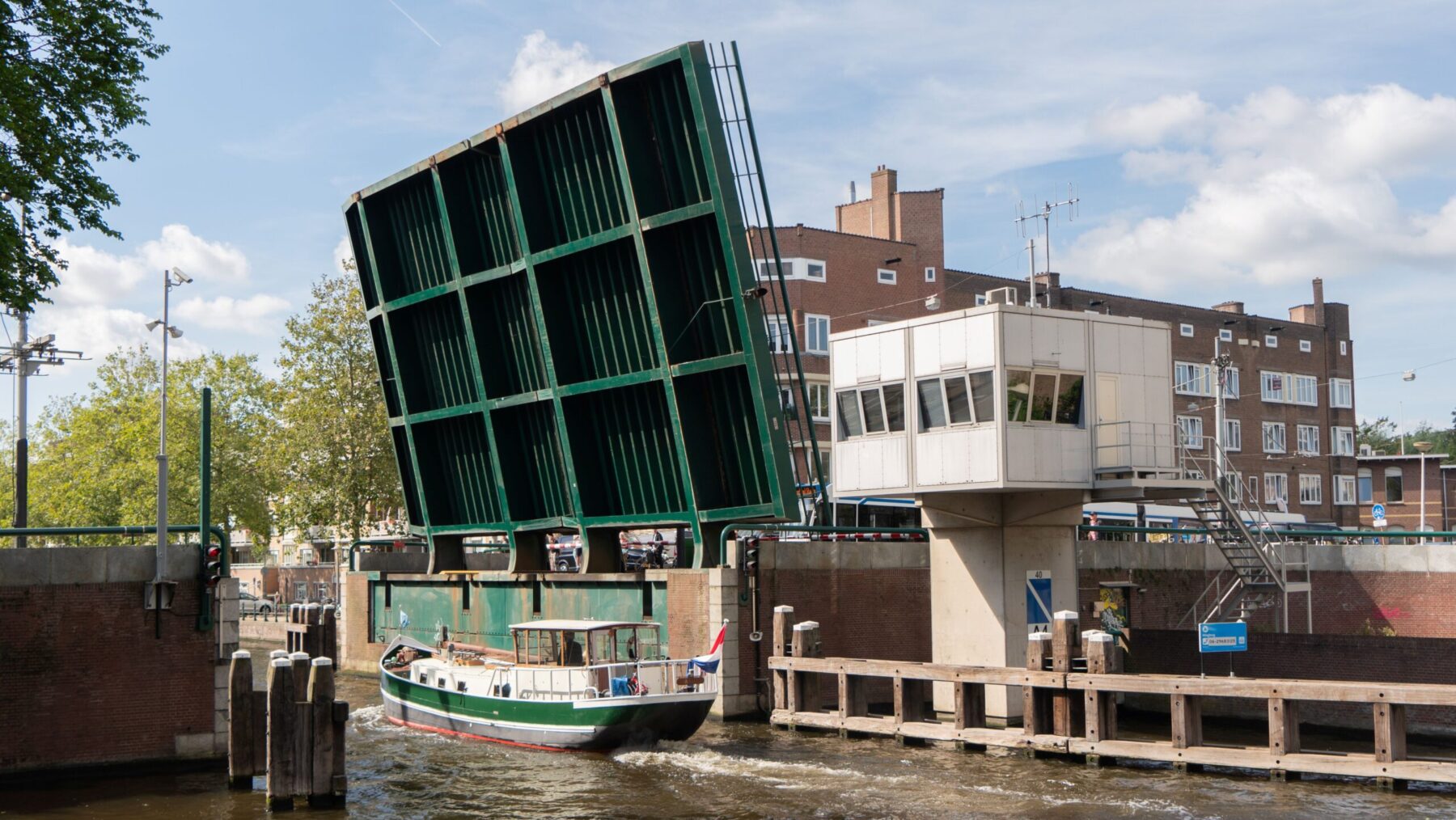 Geopend brugdek van de Overtoomsesluis