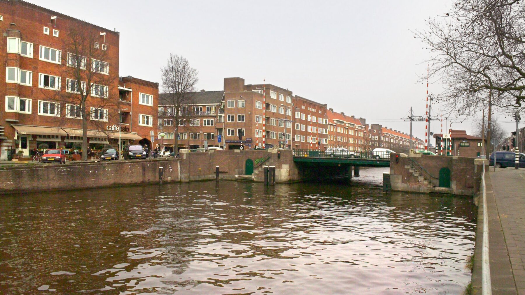 Zicht op de Kostverlorenvaart en de Overtoomsesluis