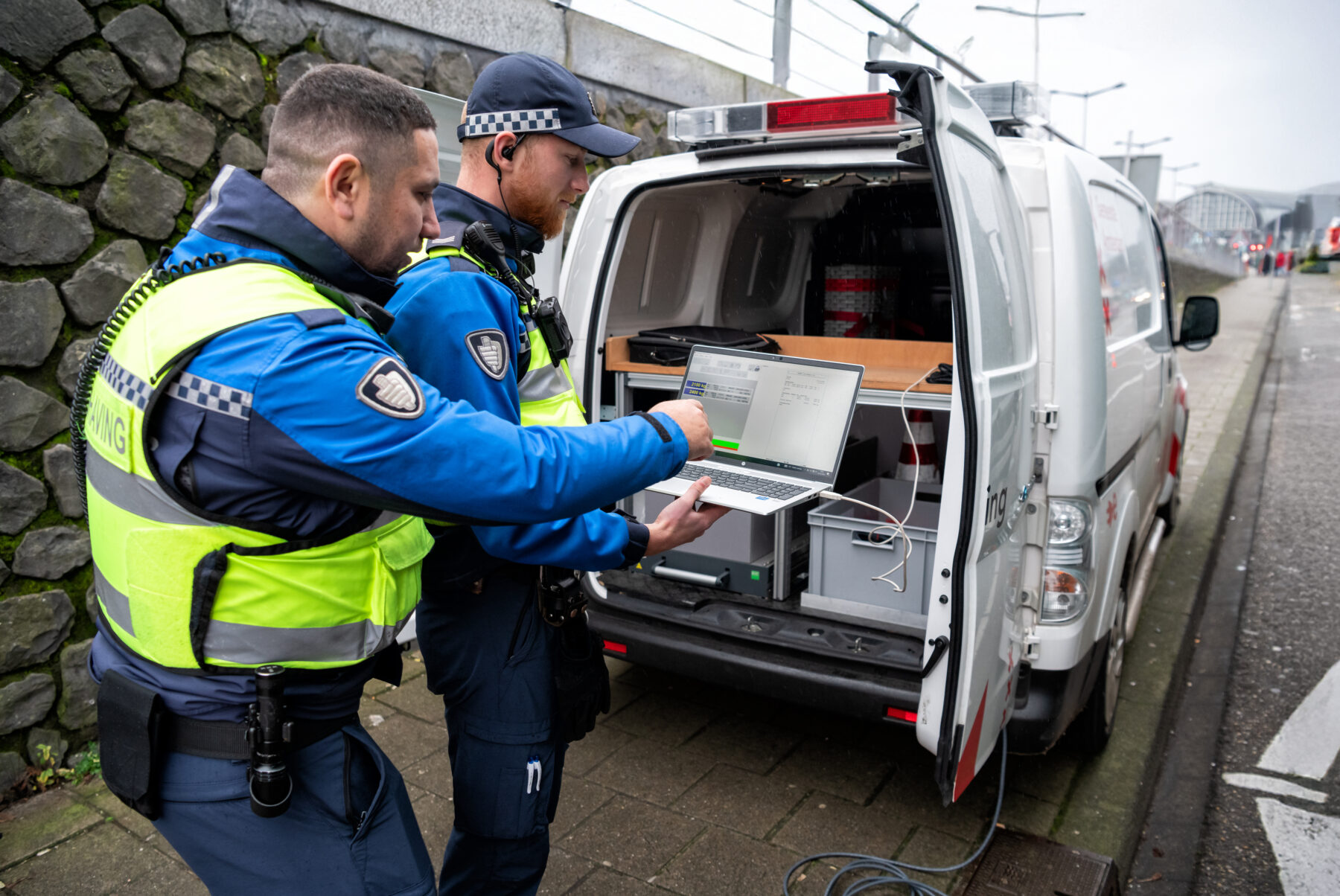 Ibrahim en Vito bekijken de meetgegevens van de weegplaten.