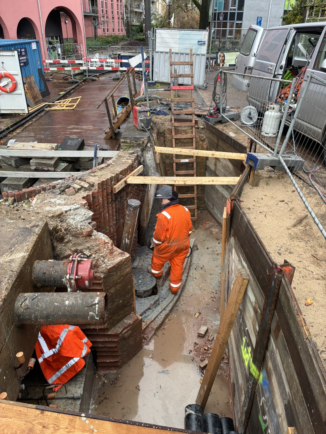 Bouwkuip achter vleugelmuur