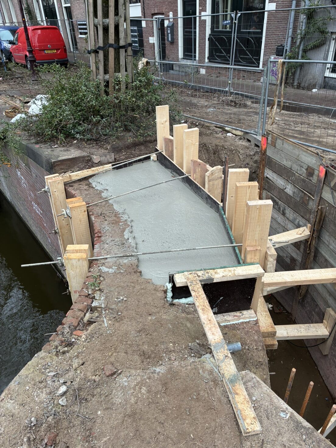 Constructie vleugelmuur in beton gestort.