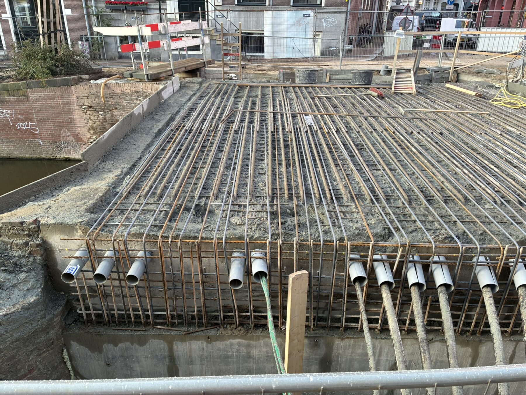 Brugdek met wapening en leidingen