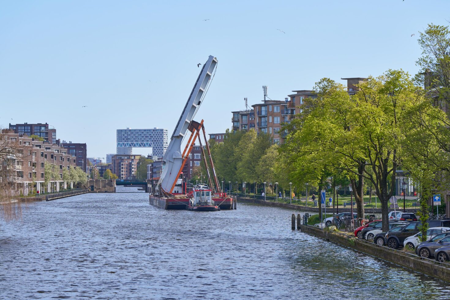 Brugdek op schuit op Kostverlorenvaart. Op de achtergrond de Pontsteiger.