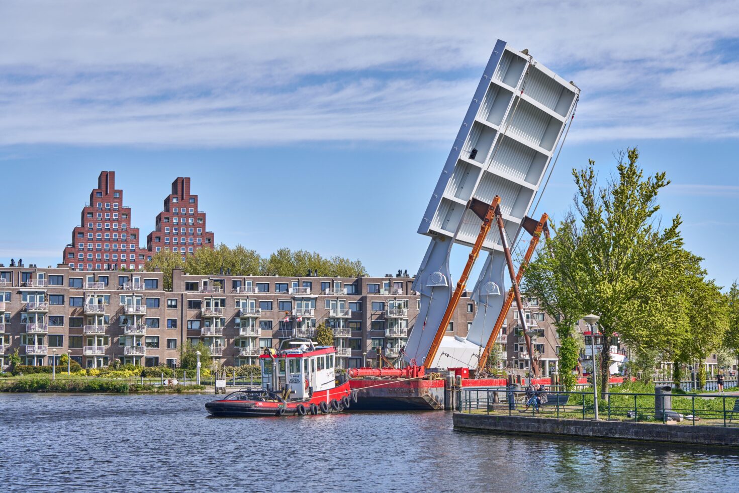 Schuit met brugdek bij Kop van Jut aan Kostverlorenvaart