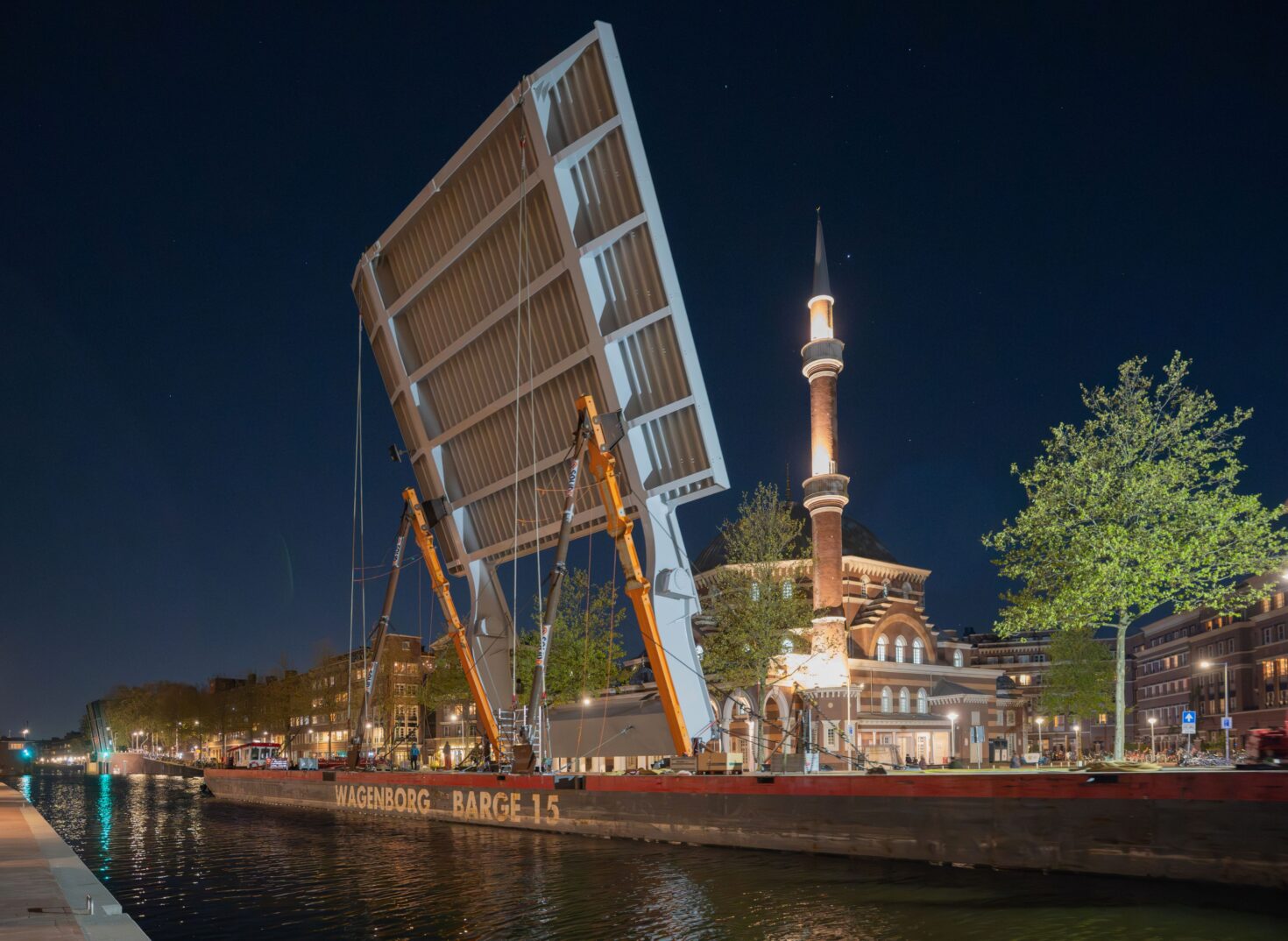 Het brugdek onderweg op de Kostverlorenvaart bij de Westermoskee.