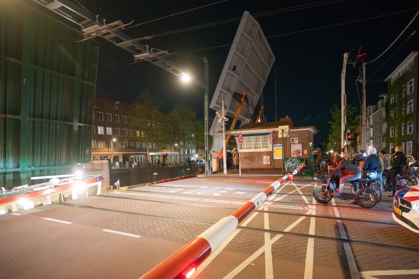 Brugdek passeert brug over de Kostverlorenvaart