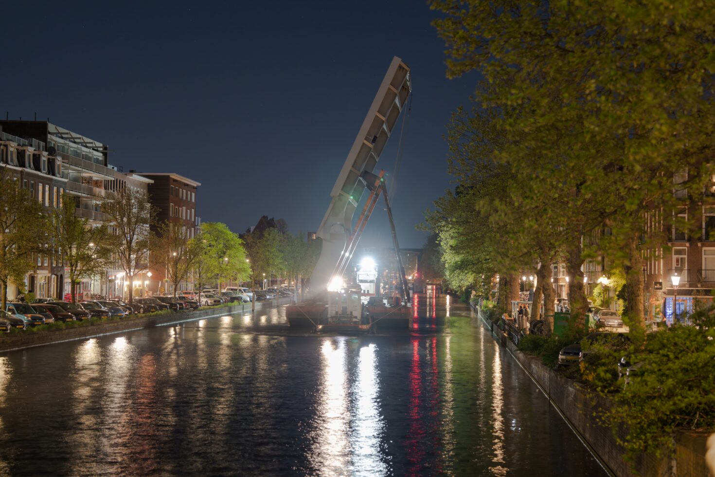 Het brugdek op schuit in de Kostverlorenvaart, bij nacht
