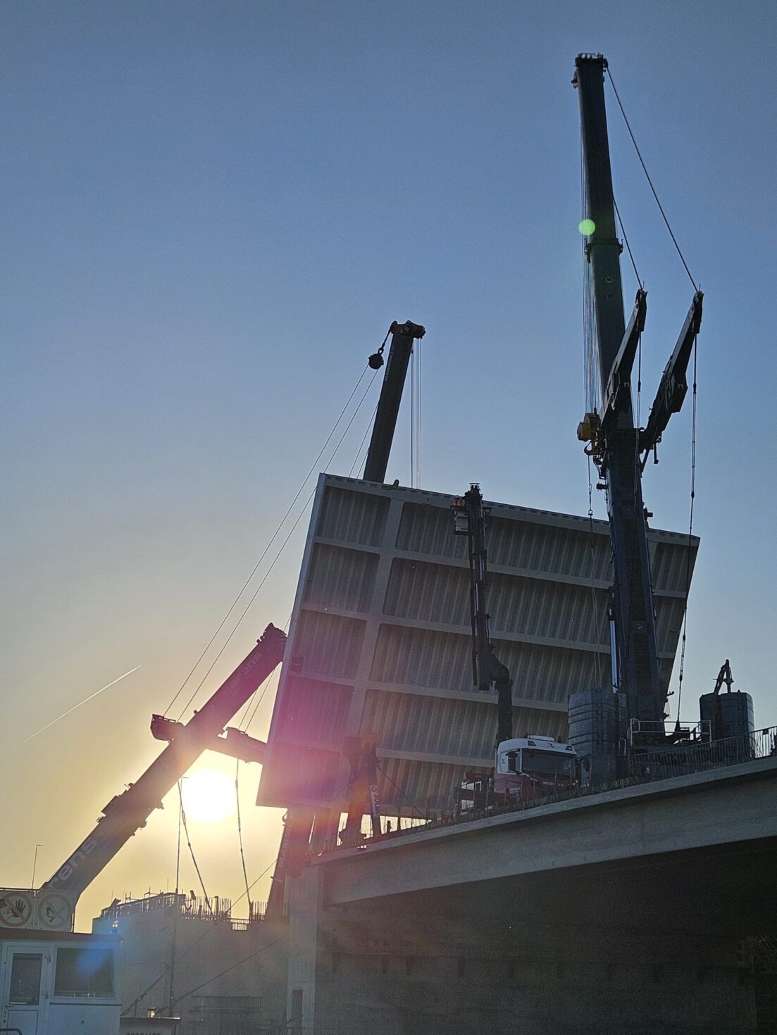 Brugdek hangt boven de brug bij avondschemering