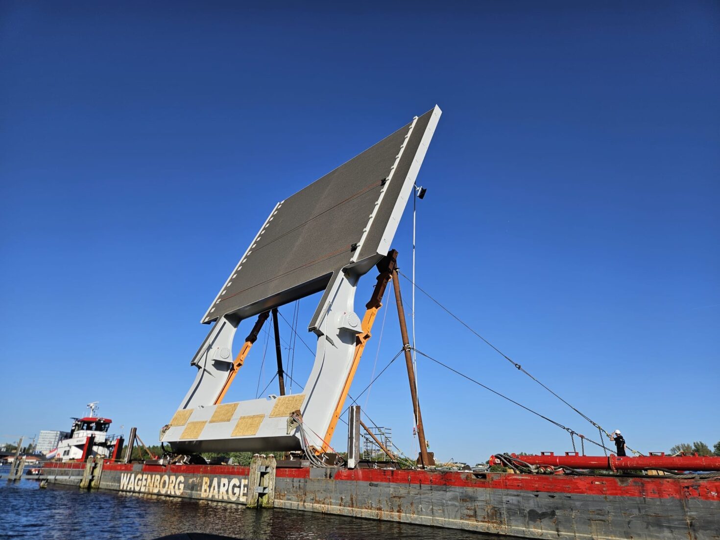Groot brugdek op een schuit
