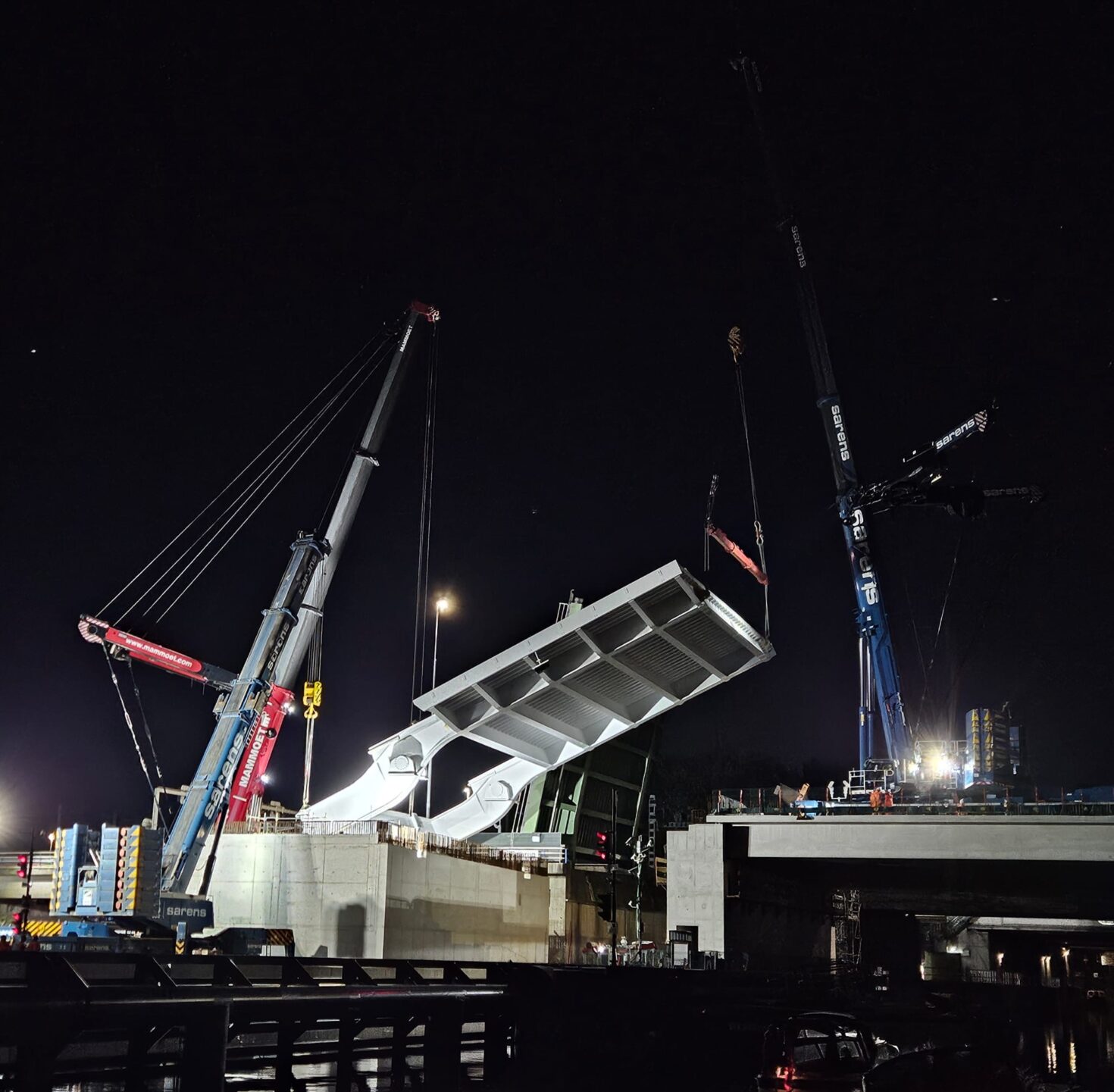 Brugdek wordt 's nachts in de brug gehesen