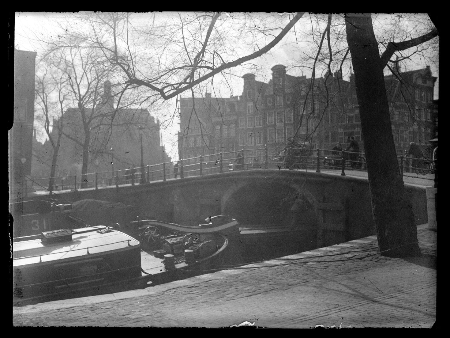 De Papiermolensluis rond 1941 met op de achtergrond de Prinsengracht.