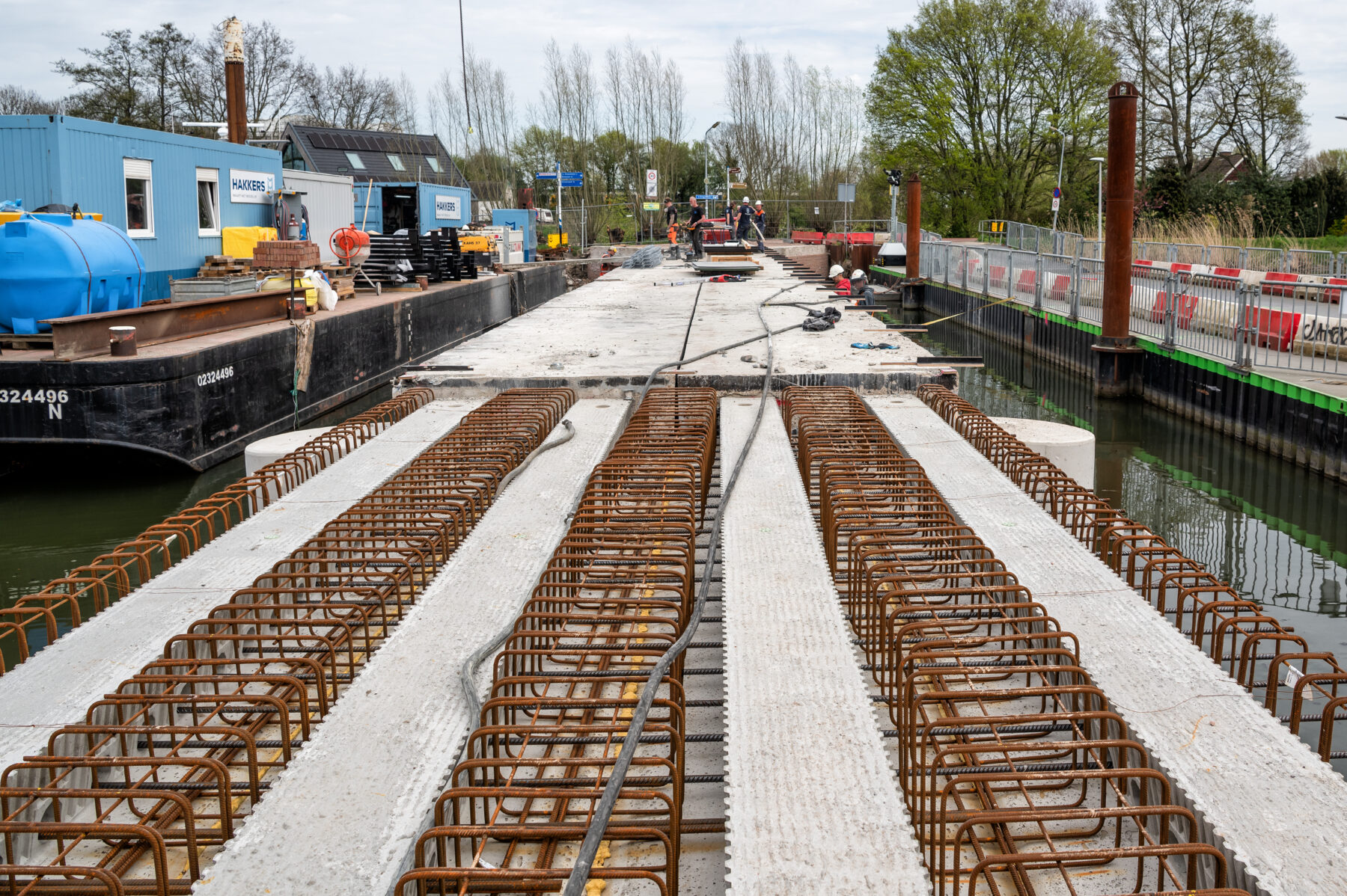 Totaalfoto van de Fortbrug in aanbouw. Links het werkponton, rechts de noodbrug die er naast ligt.
