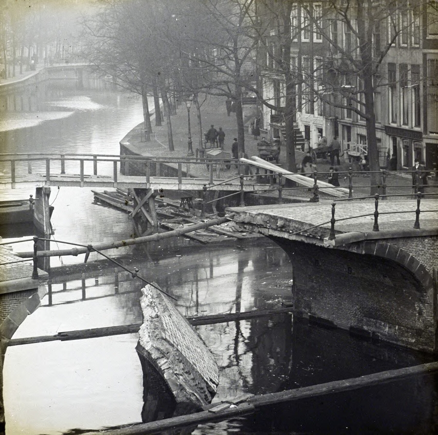 Ingestort brugdek van brug 46 in 1894. Alleen de gasleiding hangt nog op z'n plek.
