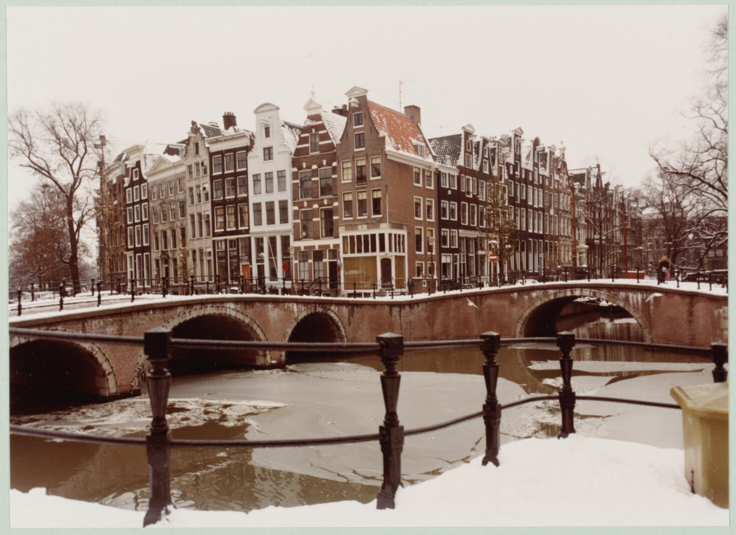 Zicht op brug 46 (links) en brug 45 in 1980. De bruggen waren in 1978 teruggebouwd als boogbruggen.