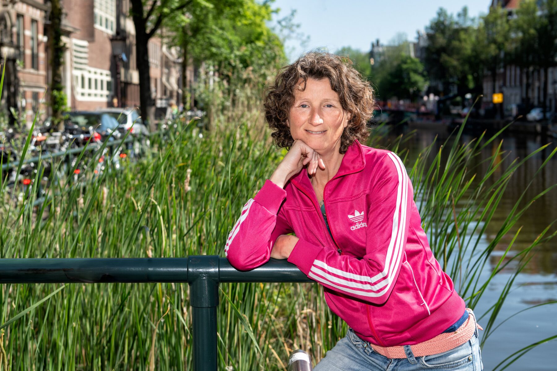 Stadsecoloog Els Corporaal op een steiger bij tijdelijke natuur aan de Kloveniersburgwal