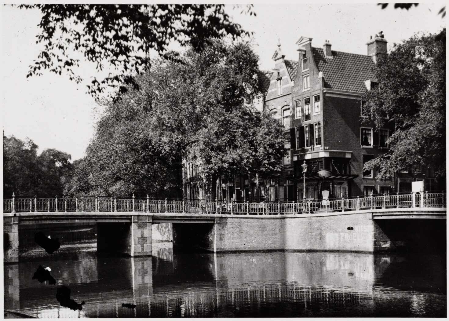 Zicht op Brug 46 over de Keizersgracht, na de vervanging in 1894. Rechts brug 45, die ook werd vervangen door een platte ijzeren plaatbrug.