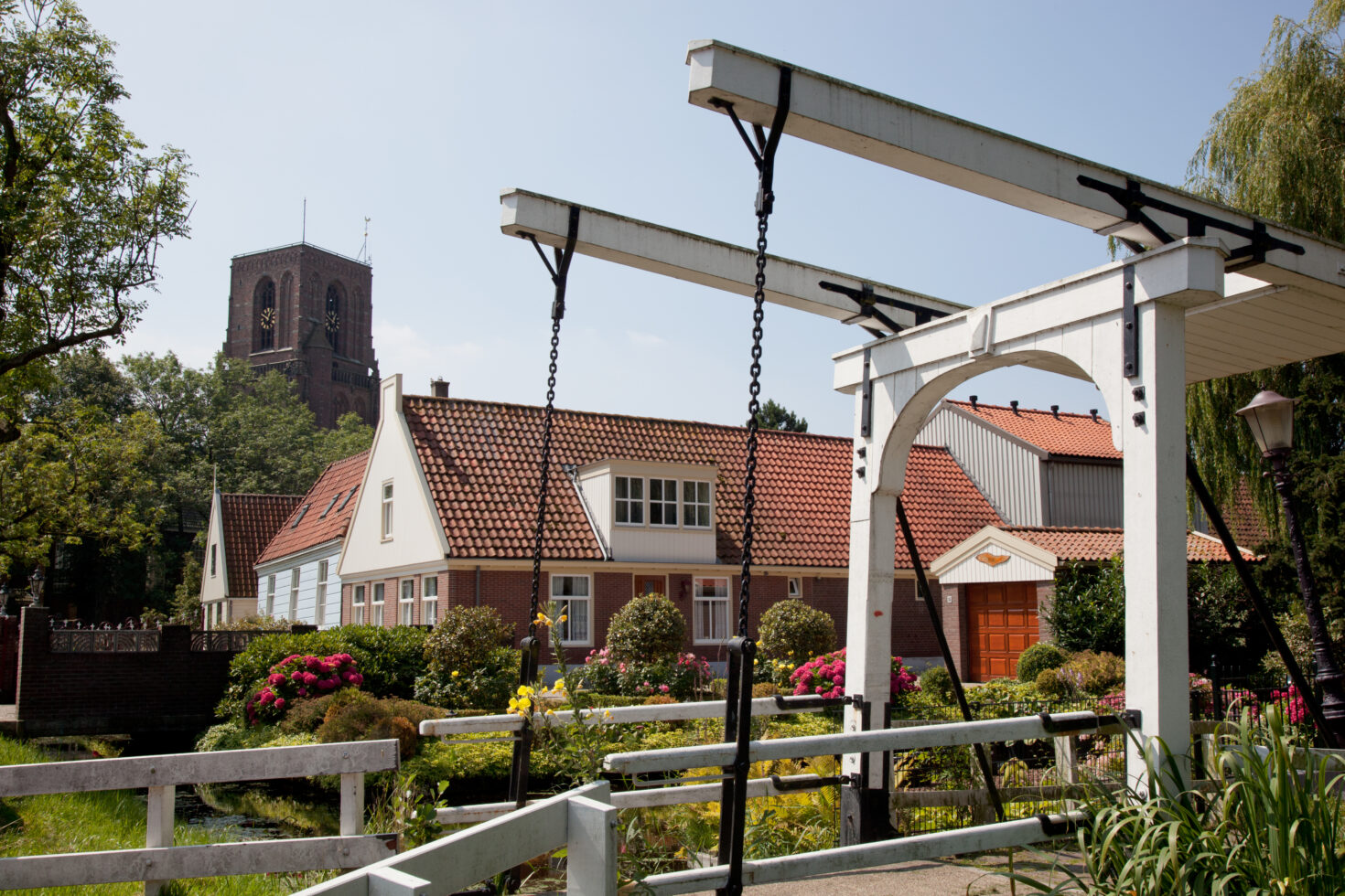Zicht op de brug over de Kerkelandersloot in Ransdorp, met op de achtergrond de dorpskerk