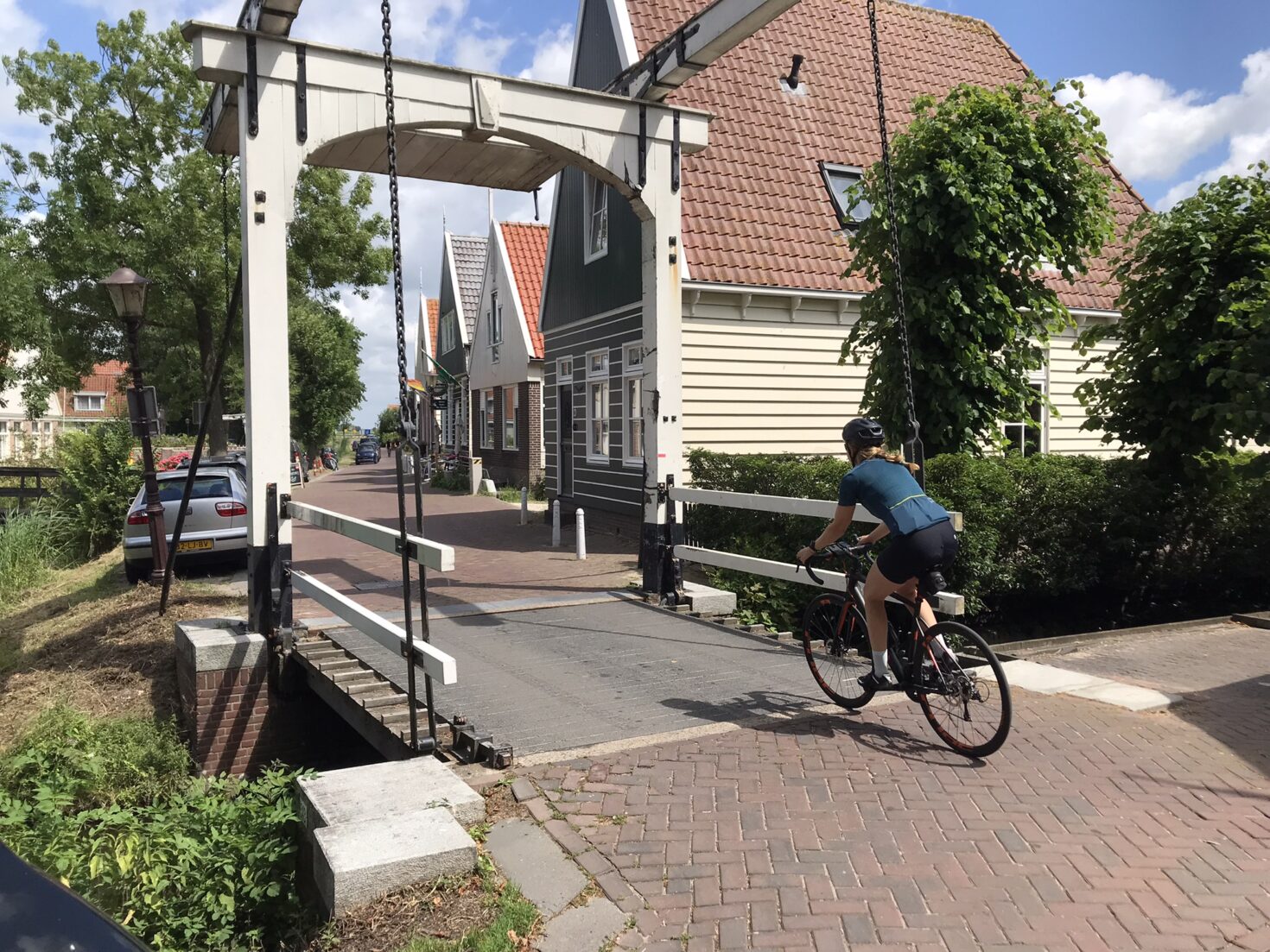 Wielrenner fietst over de Bierstekerspost in Ransdorp.