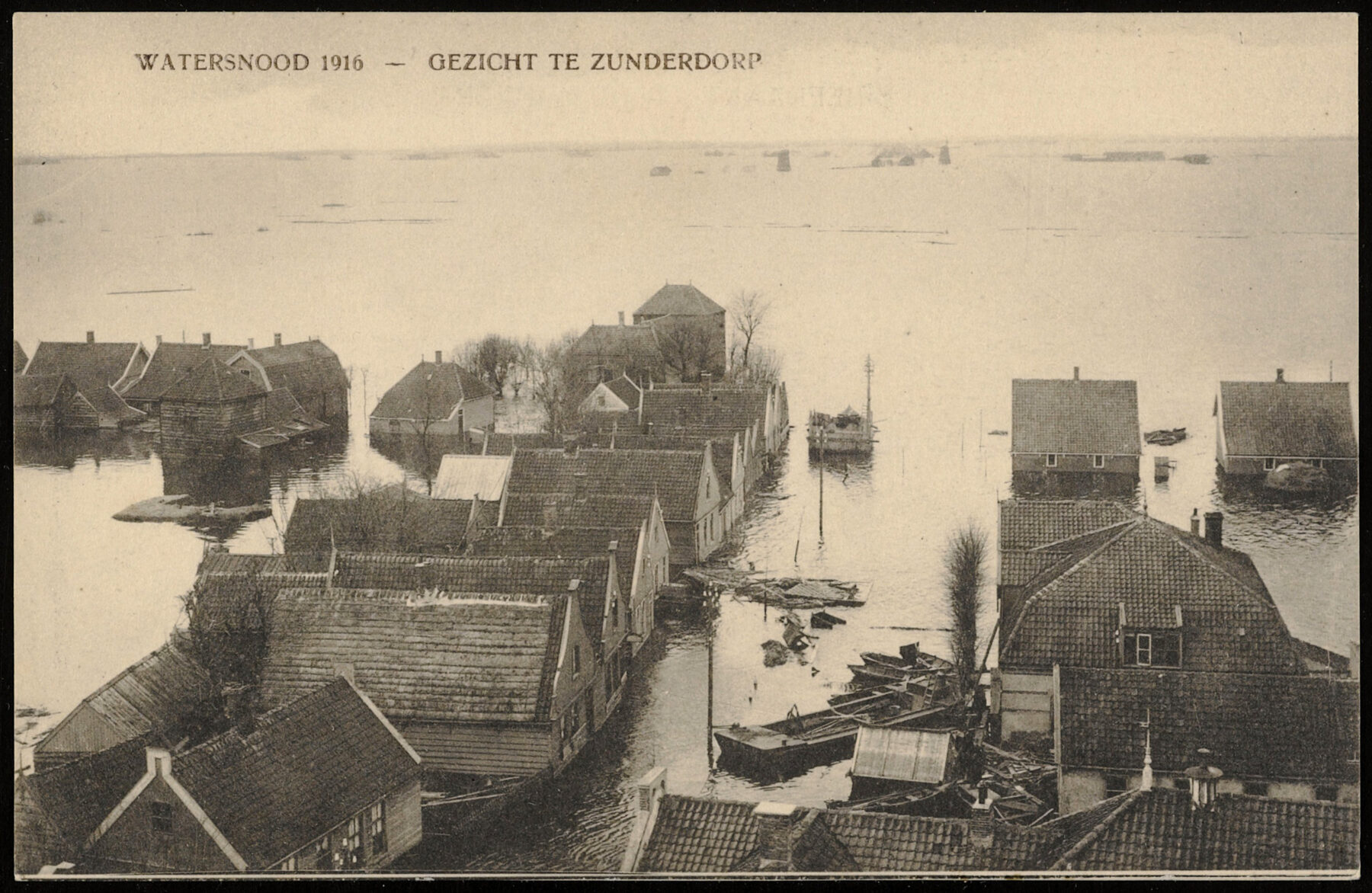 Zicht op Zunderdorp dat onder water staat tijdens de Watersnoodramp van 1916.