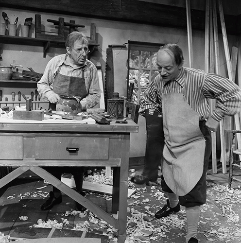 Niek Engelschmann (l) met Bert van der Linden in de jeugdserie Vrouwtje Bezemsteel, in 1964