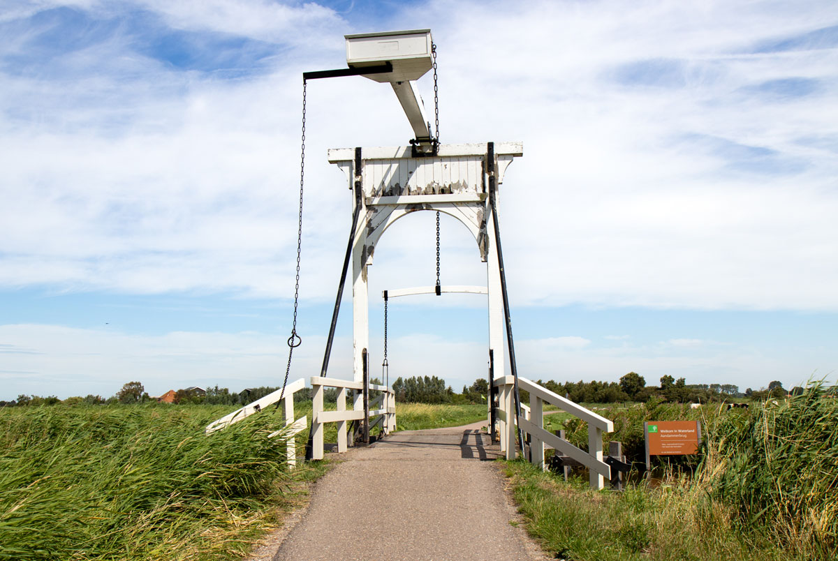 De Aandammerbrug midden in het polderlandschap