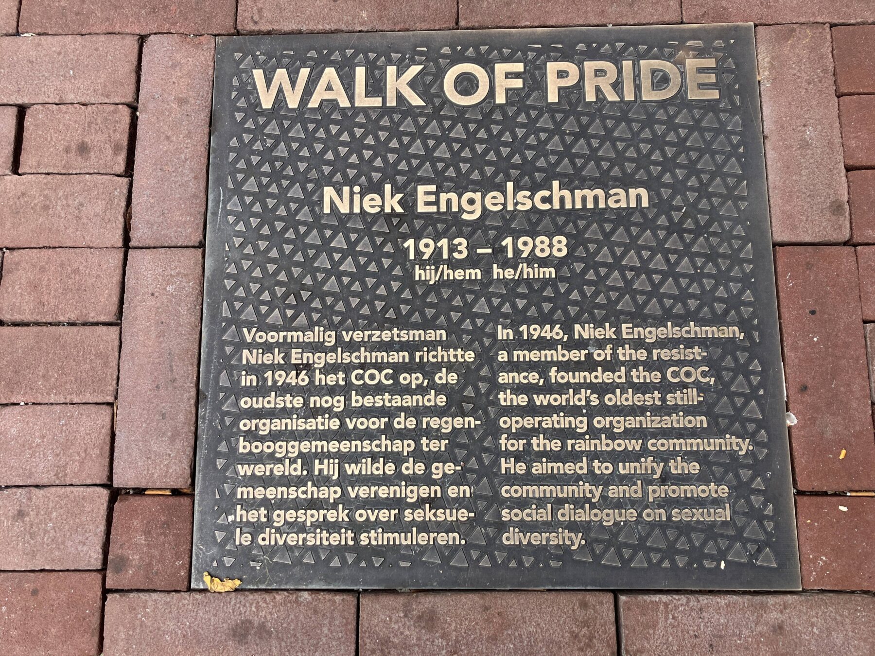 De tegel voor Niek Engelschman op de Walk of Pride. iek Engelschman werd onlangs postuum geëerd met een tegel op de Walk of Pride. Je vindt de tegel op de stoep tussen de Heren- en Keizersgracht.