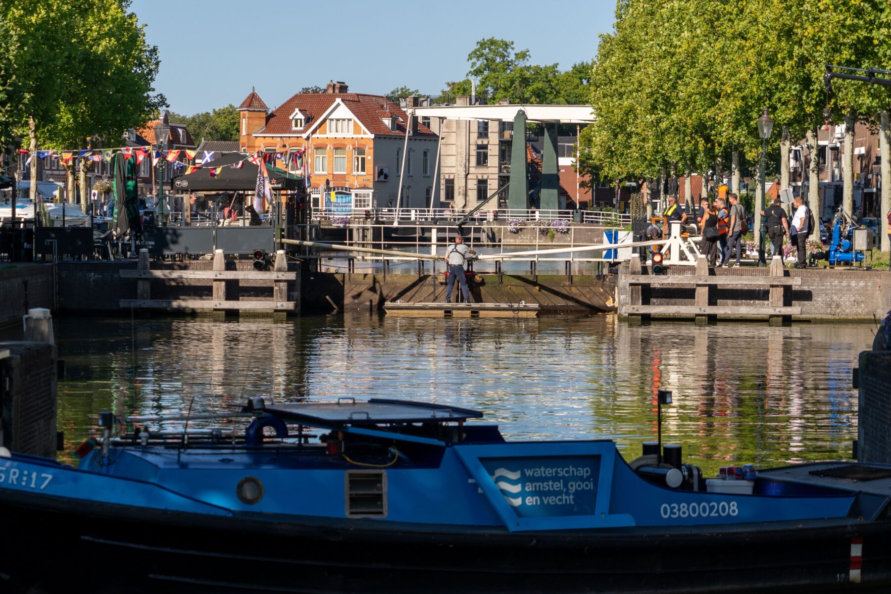 Het sluiten van de sluis in Weesp