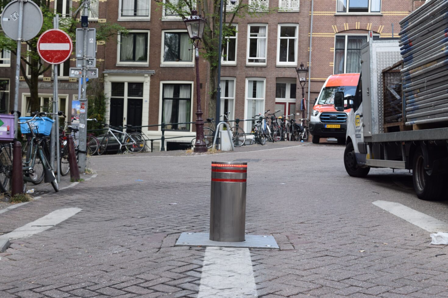 Een automatisch verzinkbare paal (vezip) in de straat Rusland bij de Oudezijds Achterburgwal